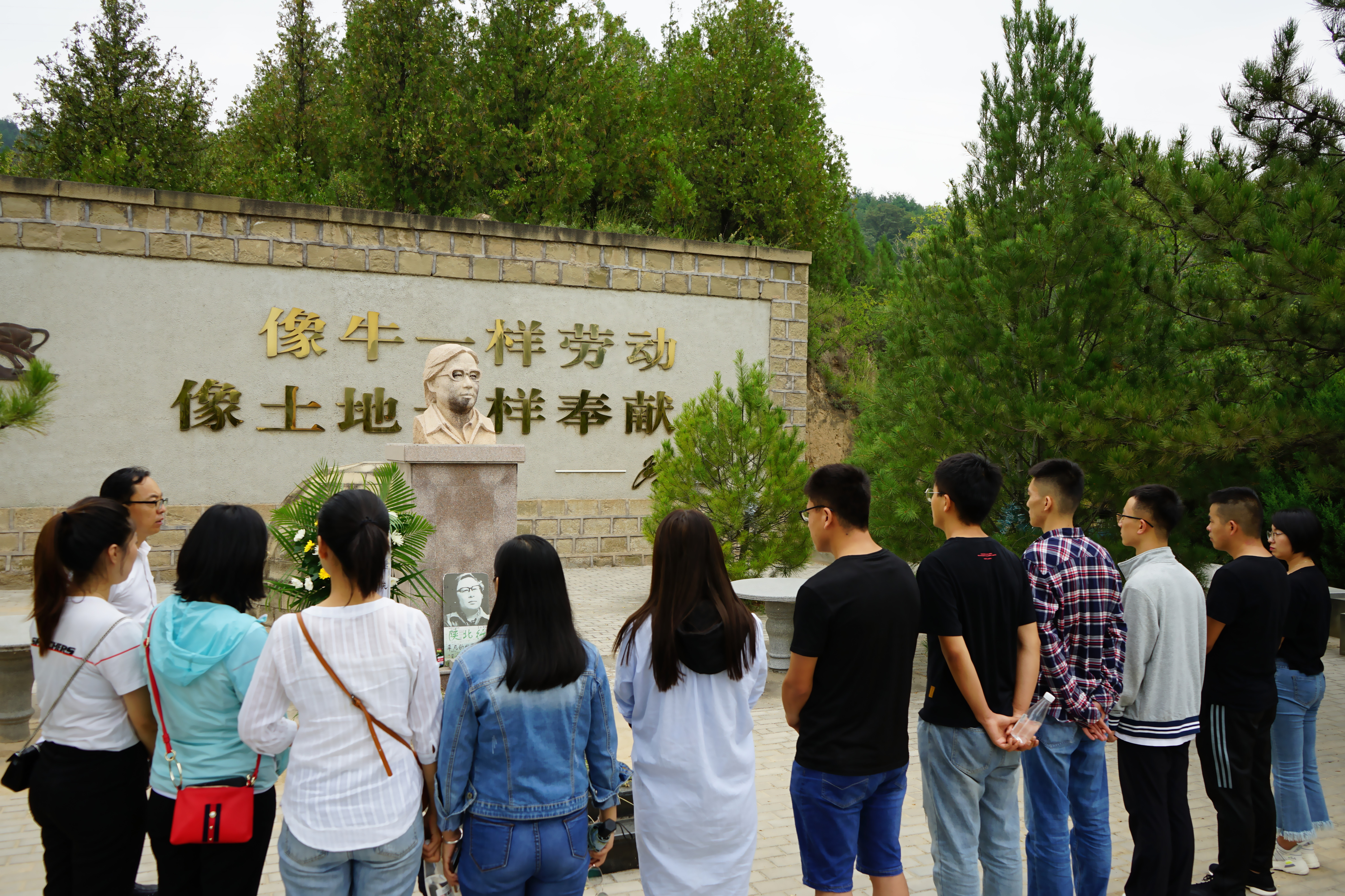 我院举行祭拜活动-延安大学泽东干部学院